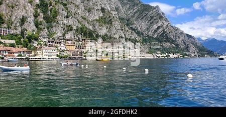 Limone Italien August 2021 der Hafen von Limone im Hintergrund sieht man die Berge bei schönem Wetter mit blauem Himmel Stockfoto