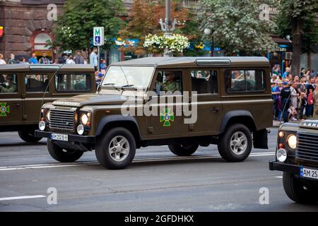 Ukraine, Kiew - 18. August 2021: Militärparade. Gepanzertes Fahrzeug . Transport in Schutzfarben. Geländewagen der Armee. Stockfoto