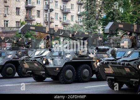 Ukraine, Kiew - 18. August 2021: Militärparade. Gepanzertes Fahrzeug . Transport in Schutzfarben. Geländewagen der Armee. Stockfoto