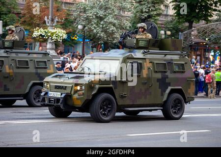 Ukraine, Kiew - 18. August 2021: Militärparade. Gepanzertes Fahrzeug . Transport in Schutzfarben. Geländewagen der Armee. Stockfoto