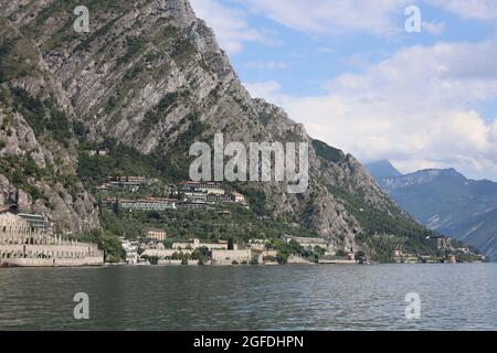 Limone Italien August 2021 der Hafen von Limone im Hintergrund sieht man die Berge bei schönem Wetter mit blauem Himmel Stockfoto