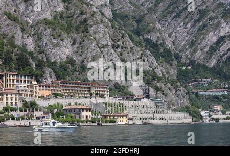 Limone Italien August 2021 der Hafen von Limone im Hintergrund sieht man die Berge bei schönem Wetter mit blauem Himmel Stockfoto