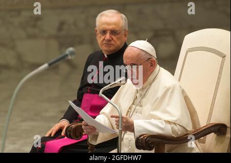 Rom, . August 2021. 25. August 2021: Papst Franziskus hält seine Rede während seiner wöchentlichen Generalaudienz in der Aula Paul VI. Im Vatikan. Kredit: Unabhängige Fotoagentur/Alamy Live Nachrichten Stockfoto