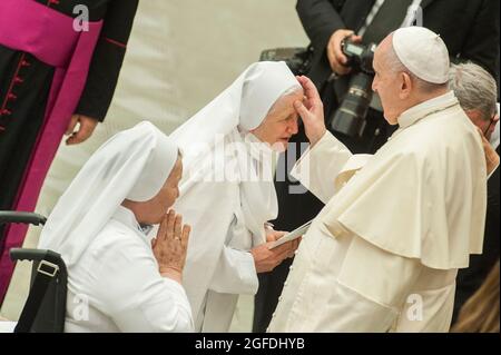 Rom, . August 2021. 25. August 2021: Papst Franziskus segnet eine Nonne während der wöchentlichen Generalaudienz in der Aula Paul VI. Im Vatikan. Kredit: Unabhängige Fotoagentur/Alamy Live Nachrichten Stockfoto