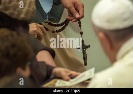 Rom, . August 2021. 25. August 2021: EIN Priester hält während der wöchentlichen Generalaudienz in der Aula Paul VI. Im Vatikan einen Rosenkranz. Kredit: Unabhängige Fotoagentur/Alamy Live Nachrichten Stockfoto