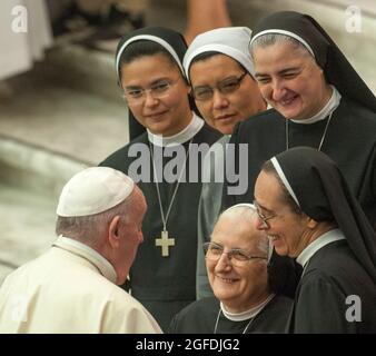 Rom, . August 2021. 25. August 2021: Papst Franziskus spricht während der wöchentlichen Generalaudienz in der Aula Paul VI. Im Vatikan mit einer Gruppe von Nonnen. Kredit: Unabhängige Fotoagentur/Alamy Live Nachrichten Stockfoto