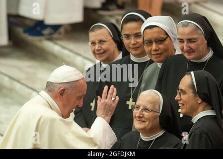 Rom, . August 2021. 25. August 2021: Papst Franziskus segnet eine Gruppe von Nonnen während der wöchentlichen Generalaudienz in der Aula Paul VI. Im Vatikan. Kredit: Unabhängige Fotoagentur/Alamy Live Nachrichten Stockfoto