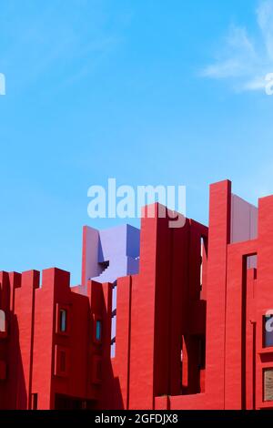 Calpe, Spanien - 2. August 2021: Das malerische Gebäude La Muralla Roja in Calpe, Spanien, ein von Ricardo Bofill entworfenes und von mir erbautes Mehrfamilienhaus Stockfoto
