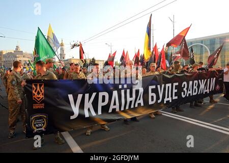 KHARKIV, UKRAINE - 24. AUGUST 2021 - der Marsch der Verteidiger findet zur Feier des 30-jährigen Jubiläums der Unabhängigkeit der Ukraine, Kharkiv, im Nordosten Großbritanniens, statt Stockfoto