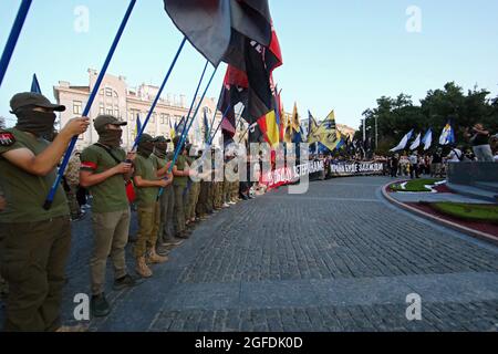 KHARKIV, UKRAINE - 24. AUGUST 2021 - der Marsch der Verteidiger findet zur Feier des 30-jährigen Jubiläums der Unabhängigkeit der Ukraine, Kharkiv, im Nordosten Großbritanniens, statt Stockfoto