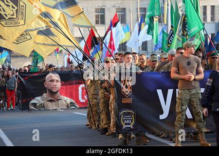 KHARKIV, UKRAINE - 24. AUGUST 2021 - der Marsch der Verteidiger findet zur Feier des 30-jährigen Jubiläums der Unabhängigkeit der Ukraine, Kharkiv, im Nordosten Großbritanniens, statt Stockfoto