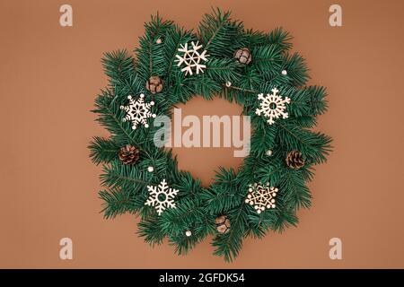 Grüner Tannenbaum Weihnachtskranz auf beigem Hintergrund Stockfoto