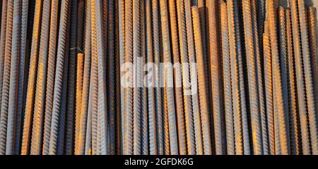 Nahaufnahme von Stahlstäben, Resten zur Festigung der Betonfüsse, Fundamente, Betonplatten und Mauerkonstruktionen. Konstruktion Stockfoto