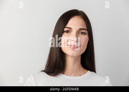 Frau Porträt isoliert vor weißem Hintergrund. Junge Frau mit sauberer Gesichtshaut. Self-Care-Konzept. Frau Gesicht Nahaufnahme. Stockfoto