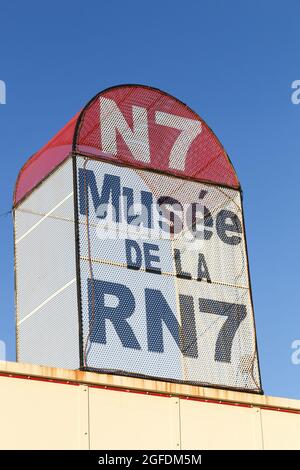 Piolenc, Frankreich - 2. November 2018: Route nationale 7 Gedächtnismuseum in Piolenc, Frankreich Stockfoto