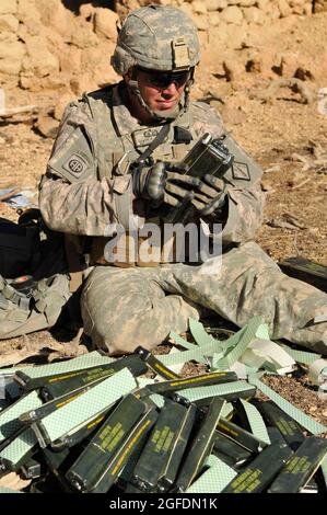 US Army Sgt. Steve Maher, 707th Explosive Ordnance Disposal Technician, aus Fort Lewis, Washington, baut C-4 Sprengstoffladungen, die verwendet werden, um das 'Taliban Hotel' zu zerstören, ein Sicherheitshaus, das von aufständischen Kämpfern genutzt wird, die Afghanistan infiltrieren, Dezember 18. Das EOD-Team hat sich mit Soldaten der 1. Staffel, des 40. Kavallerieregiments, der 4. Brigade-Kampfmannschaft, der 25. Infanteriedivision, aus Fort Richardson, Alaska, und den afghanischen nationalen Sicherheitskräften zusammengetan, um das Sicherheitshaus zu ebnen. Stockfoto