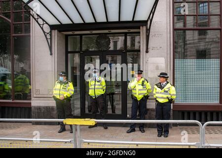 London, Großbritannien - 25. August 2021 vor der brasilianischen Botschaft in London stehen Polizeibeamte vor der Polizei, bevor Demonstranten eintreffen.Demonstranten versammelten sich vor der brasilianischen Botschaft in London, um ein Ende der völkermordenden Angriffe gegen die indigenen Völker Brasiliens zu fordern. Unterstützer von Amazonasrebellion, Brazil Matters, CAFOD, Greenpeace, Parents for Future and Survival International protestieren im Rahmen der globalen Aktion „Struggle for Life“ („Luta pela Vida“) unter der Leitung der Vereinigung indigener Völker Brasiliens (APIB) gegen den brasilianischen Völkermord. Stockfoto