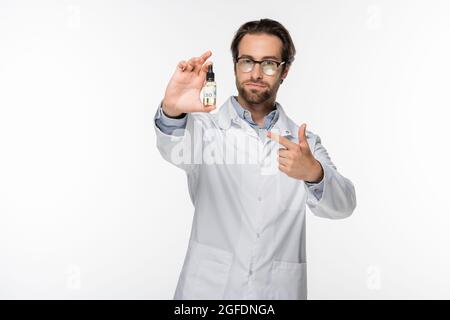 Arzt zeigt mit dem Finger auf eine Ampulle mit cbd-Öl, das auf Weiß isoliert ist Stockfoto