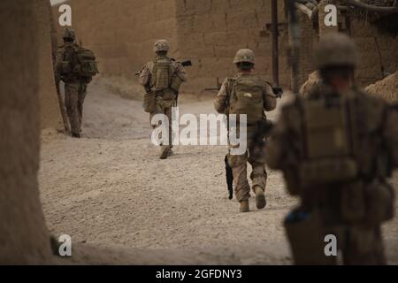 US-Marine mit Alpha Company, 1. Bataillon, 8. Marine-Regiment, Regimental Combat Team 6 Patrouille im Dorf Deh Mushek während der Operation Trap House in Kajaki, Provinz Helmand, Afghanistan 22. Mai 2012. Marines führte die Operation durch, um die Fähigkeit des Gegners, während der traditionellen Kampfsaison Operationen in der Region zu starten, zu verringern. (USA Marine Corps Foto von Sgt. Albert J. Carls/veröffentlicht) Stockfoto