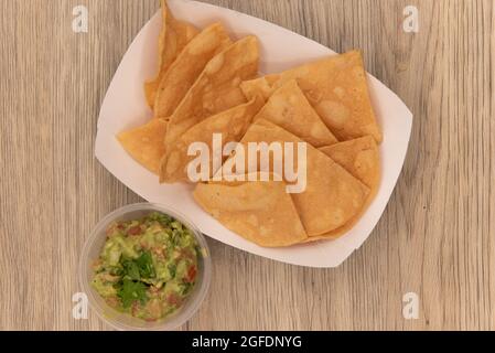 Blick von oben auf herzhafte Beilage von Chips und Guacamole serviert als Vorspeise. Stockfoto