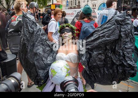 Während eines Protestes vor der brasilianischen Botschaft in London tritt ein Protestler in einem Plastikkostüm auf, der sich vor der brasilianischen Botschaft in London versammelten, um ein Ende der völkermordenden Angriffe gegen die indigenen Völker Brasiliens zu fordern. Unterstützer von Amazonasrebellion, Brazil Matters, CAFOD, Greenpeace, Parents for Future and Survival International protestieren im Rahmen der globalen Aktion „Struggle for Life“ („Luta pela Vida“) unter der Leitung der Vereinigung indigener Völker Brasiliens (APIB) gegen den brasilianischen Völkermord. (Foto von Dave Rushen/SOPA Images/Sipa USA) Stockfoto