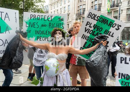 Während eines Protestes vor der brasilianischen Botschaft in London tritt ein Protestler in einem Plastikkostüm auf, der sich vor der brasilianischen Botschaft in London versammelten, um ein Ende der völkermordenden Angriffe gegen die indigenen Völker Brasiliens zu fordern. Unterstützer von Amazonasrebellion, Brazil Matters, CAFOD, Greenpeace, Parents for Future and Survival International protestieren im Rahmen der globalen Aktion „Struggle for Life“ („Luta pela Vida“) unter der Leitung der Vereinigung indigener Völker Brasiliens (APIB) gegen den brasilianischen Völkermord. (Foto von Dave Rushen/SOPA Images/Sipa USA) Stockfoto