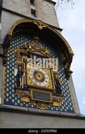 Vergoldete Conciergerie-Uhr hängt am Uhrenturm der Conciergerie in Paris Stockfoto