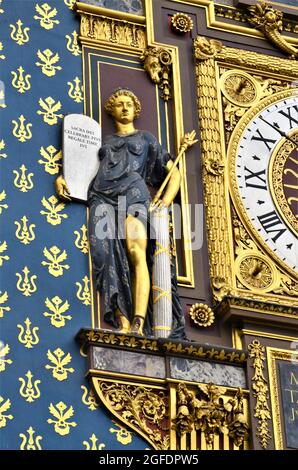Vergoldete Conciergerie-Uhr hängt am Uhrenturm der Conciergerie in Paris Stockfoto