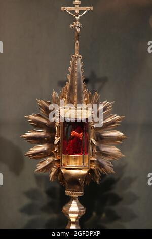 Köln, Deutschland. August 2021. Die Reliquie des heiligen Heribert befindet sich in der Kirche des heiligen Heribert. Heribert (970-1021), der vor genau 1000 Jahren starb, war einer der wichtigsten Erzbischöfe von Köln. Die Doppelausstellung in der Kölner Domschatzkammer und in der Kirche St. Heribert auf der gegenüberliegenden Rheinseite läuft vom 26. August bis 14. November 2021. Quelle: Oliver Berg/dpa/Alamy Live News Stockfoto