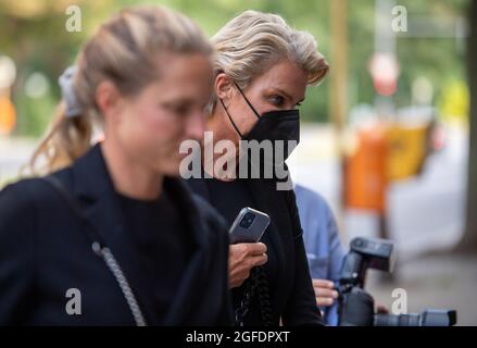 Berlin, Deutschland. August 2021. Stephanie Gräfin Brügge-von Pfuel (r), ehemalige bayerische Kommunalpolitikerin, kommt zu Beginn eines Verfahrens wegen unfreiwilligen Totschlags als Mitklägerin am Bezirksgericht Tiergarten an. Nach dem Tod eines Fußgängers - des Sohnes der Gräfin - steht ein mutmaßlicher Autofahrer vor Gericht. Quelle: Christophe Gateau/dpa/Alamy Live News Stockfoto