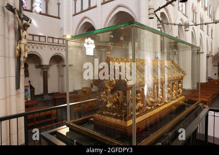 Köln, Deutschland. August 2021. In der Kirche St. Heribert steht der Schrein von St. Heribert. Heribert (970-1021), der vor genau 1000 Jahren starb, war einer der wichtigsten Erzbischöfe von Köln. Die Doppelausstellung in der Kölner Domschatzkammer und in der Kirche St. Heribert auf der gegenüberliegenden Rheinseite läuft vom 26. August bis 14. November 2021. Quelle: Oliver Berg/dpa/Alamy Live News Stockfoto
