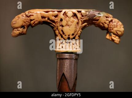Köln, Deutschland. August 2021. In der Kirche St. Heribert hängt der aus Walrosszahn gefertigte Stab des Hl. Heribert. Heribert (970-1021), der vor genau 1000 Jahren starb, war einer der wichtigsten Erzbischöfe von Köln. Die Doppelausstellung in der Kölner Domschatzkammer und in der Kirche St. Heribert auf der gegenüberliegenden Rheinseite läuft vom 26. August bis 14. November 2021. Quelle: Oliver Berg/dpa/Alamy Live News Stockfoto