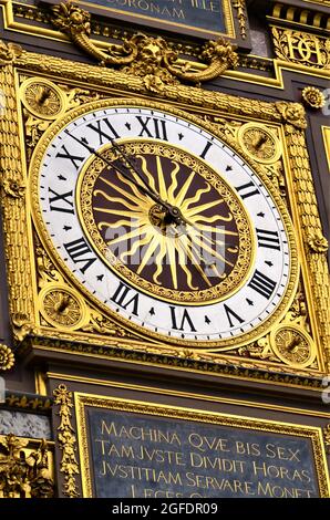 Vergoldete Conciergerie-Uhr hängt am Uhrenturm der Conciergerie in Paris Stockfoto