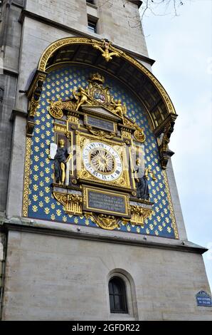 Vergoldete Conciergerie-Uhr hängt am Uhrenturm der Conciergerie in Paris Stockfoto