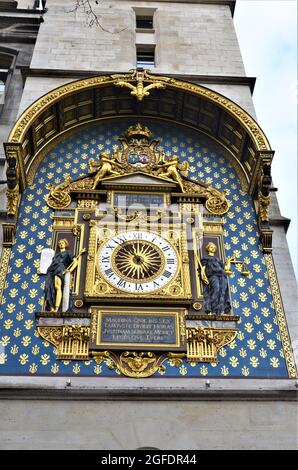 Vergoldete Conciergerie-Uhr hängt am Uhrenturm der Conciergerie in Paris Stockfoto