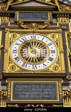 Vergoldete Conciergerie-Uhr hängt am Uhrenturm der Conciergerie in Paris Stockfoto