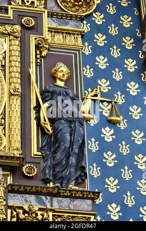Vergoldete Conciergerie-Uhr hängt am Uhrenturm der Conciergerie in Paris Stockfoto