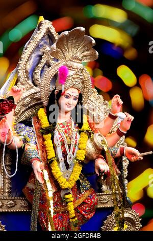 Skulptur der Hindu-Göttin Durga, Göttinnen-Durga-Idol mit Ornamenten in der Nahaufnahme von der Seite Stockfoto