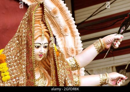 Skulptur der Hindu-Göttin Durga, Göttinnen-Durga-Idol mit Ornamenten in der Nahaufnahme von der Seite Stockfoto