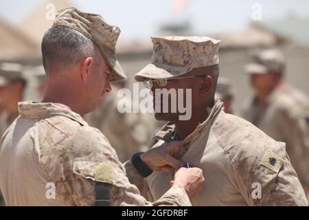 U.S. Marine Corps Sgt. Ian Snarr, rechts, mit Echo Company, 2. Bataillon, 5. Marine-Regiment (2/5), Regimental Combat Team 6 empfängt das Purple Heart von LT. Col. Jason S. D. Perry, 2/5 Kommandant, an Bord der Forward Operation Base Shir Ghazay, Provinz Helmand, Afghanistan 22. Juni 2012. Das Purple Heart wird an Mitglieder der Streitkräfte der Vereinigten Staaten verliehen, die durch feindliche Aktionen getötet oder verwundet wurden. (USA Marine Corps Foto von Sgt. David R. Hernandez/veröffentlicht) Stockfoto