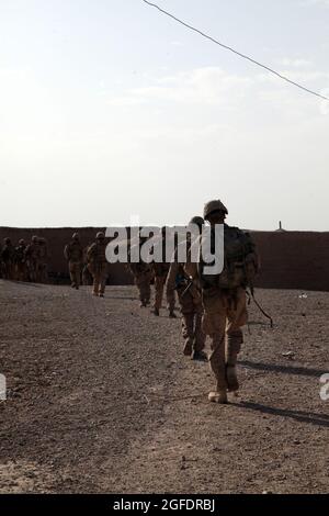 US-Marineinfanteristen mit Fox Company, 2. Bataillon, 5. Marine-Regiment, Regimental Combat Team 6 patrouillieren zu einem Versorgungsort in der Region Ghaysinkah, Provinz Helmand, Afghanistan 26. Juni 2012. Die Marineinfanteristen führten die Operation Branding Iron II durch, um die feindliche Logistik zu stören und dem Feind einen sicheren Hafen für die Inszenierung und den Betrieb zu verweigern. (USA Marine Corps Foto von Lance CPL. Ismael E. Ortega/ veröffentlicht) Stockfoto