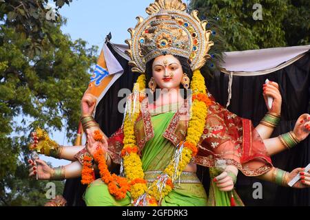 Skulptur der Hindu-Göttin Durga, Göttinnen-Durga-Idol mit Ornamenten in der Nahaufnahme von der Seite Stockfoto
