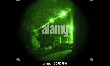 Afghanische Kandak 8 Special Operations Kommandos, die Durchführung von Missionen zu besiegen und Taliban-kämpfer in der Provinz Kapisa verschlechtern, Afghanistan, Jan. 21, 2018. 8 SOK hält anhaltenden Druck auf die Taliban, die Durchführung von nächtlichen Razzien und verlängerte Verrechnungsverkehr Taliban safe haven in der Provinz zu verweigern. (U.S. Air Force Foto: Staff Sgt. Douglas Ellis) Stockfoto