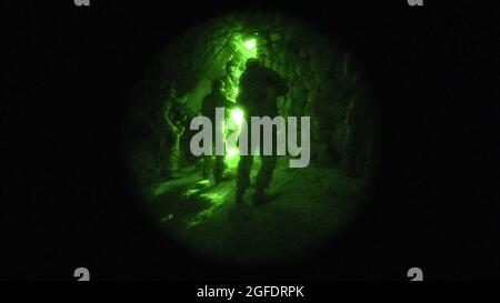 Afghanische Kandak 8 Special Operations Kommandos, die Durchführung von Missionen zu besiegen und Taliban-kämpfer in der Provinz Kapisa verschlechtern, Afghanistan, Jan. 21, 2018. 8 SOK hält anhaltenden Druck auf die Taliban, die Durchführung von nächtlichen Razzien und verlängerte Verrechnungsverkehr Taliban safe haven in der Provinz zu verweigern. (U.S. Air Force Foto: Staff Sgt. Douglas Ellis) Stockfoto