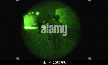 Afghanische Kandak 8 Special Operations Kommandos, die Durchführung von Missionen zu besiegen und Taliban-kämpfer in der Provinz Kapisa verschlechtern, Afghanistan, Jan. 21, 2018. 8 SOK hält anhaltenden Druck auf die Taliban, die Durchführung von nächtlichen Razzien und verlängerte Verrechnungsverkehr Taliban safe haven in der Provinz zu verweigern. (U.S. Air Force Foto: Staff Sgt. Douglas Ellis) Stockfoto