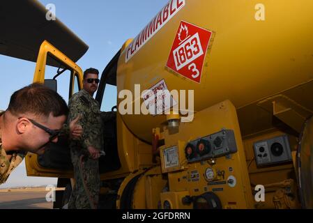 Aviation Boatswain's Mate (Fuels) 2nd Class Zsolt Horvath (links) und Aviation Boatswain's Mate (Fuels) 3rd Class Dennis Emerson, Naval Supply Systems Command Fleet Logistics Center Sigonella, betreiben Ausrüstung auf einem Fuel Truck, während es einen KC-10 Extender auffüllt, 21. August 2021, auf der Naval Air Station Sigonella, Italien. Das Flugzeug kam früher mit etwa 140 qualifizierten Evakuierten aus Afghanistan an der NASINT an. Horvath und Emerson gehören zu den hunderten militärischen und zivilen Mitarbeitern der NASSHV, die während der Operation Allies Refuge logistische Unterstützung geleistet haben. (USA Navy Foto von Joe Yanik) Stockfoto