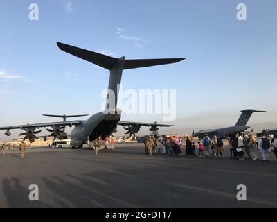 Kabul, Afghanistan. August 2021. Menschen stehen Schlange, um an Bord eines deutschen Militärflugzeugs zu gehen und Kabul am Flughafen Kabul, Afghanistan, zu verlassen, 24. August 2021. Quelle: Xinhua/Alamy Live News Stockfoto