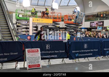 Menschenmengen beobachten, wie die Dreharbeiten für Mission:Impossible 7 an der Grand Central New Street Station in Birmingham fortgesetzt werden, die zu Drehzwecken in einen Flughafen umgewandelt wurde. Bilddatum: Mittwoch, 25. August 2021. Stockfoto