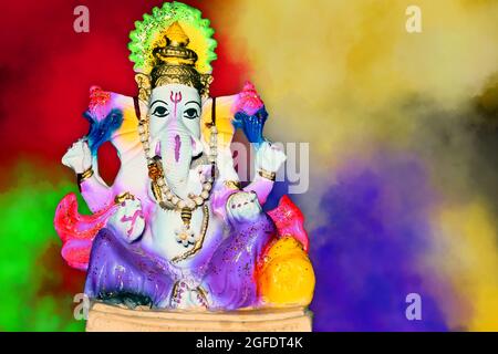 Der herr von ganesha. Lord Ganesha auf buntem Hintergrund, Hindu-Gott Ganesha. Ganesha Bunte Idol. Indische Kultur Stockfoto