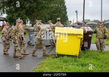 Soldaten, die der 41. Artilleriebrigade zugewiesen wurden, setzen ihre Bemühungen fort, das Lager Kasserine bereit zu machen, afghanische Evakuierte in Grafenwohr, Deutschland, am 23. August 2021 zu erhalten. Die US-Armee Europa und Afrika arbeitet Hand in Hand mit den Aufnahmeländern, der gemeinsamen Truppe und den interagenturischen Partnern, um im Rahmen der Operation Allies Refuge eine vorübergehende Unterkunft, medizinische und logistische Unterstützung zu bieten. Die Operation Allies Refuge erleichtert die schnelle und sichere Evakuierung von US-Bürgern, Visa-Antragstellern für Sondereingewanderte und anderen gefährdeten Afghanen aus Afghanistan. Qualifizierte Evakuierte erhalten Unterstützung, wie z. B. vorübergehende Unterbringung, Stockfoto